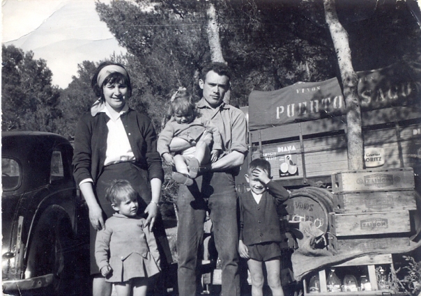 La familia Ferri junto al camión de reparto en 1965